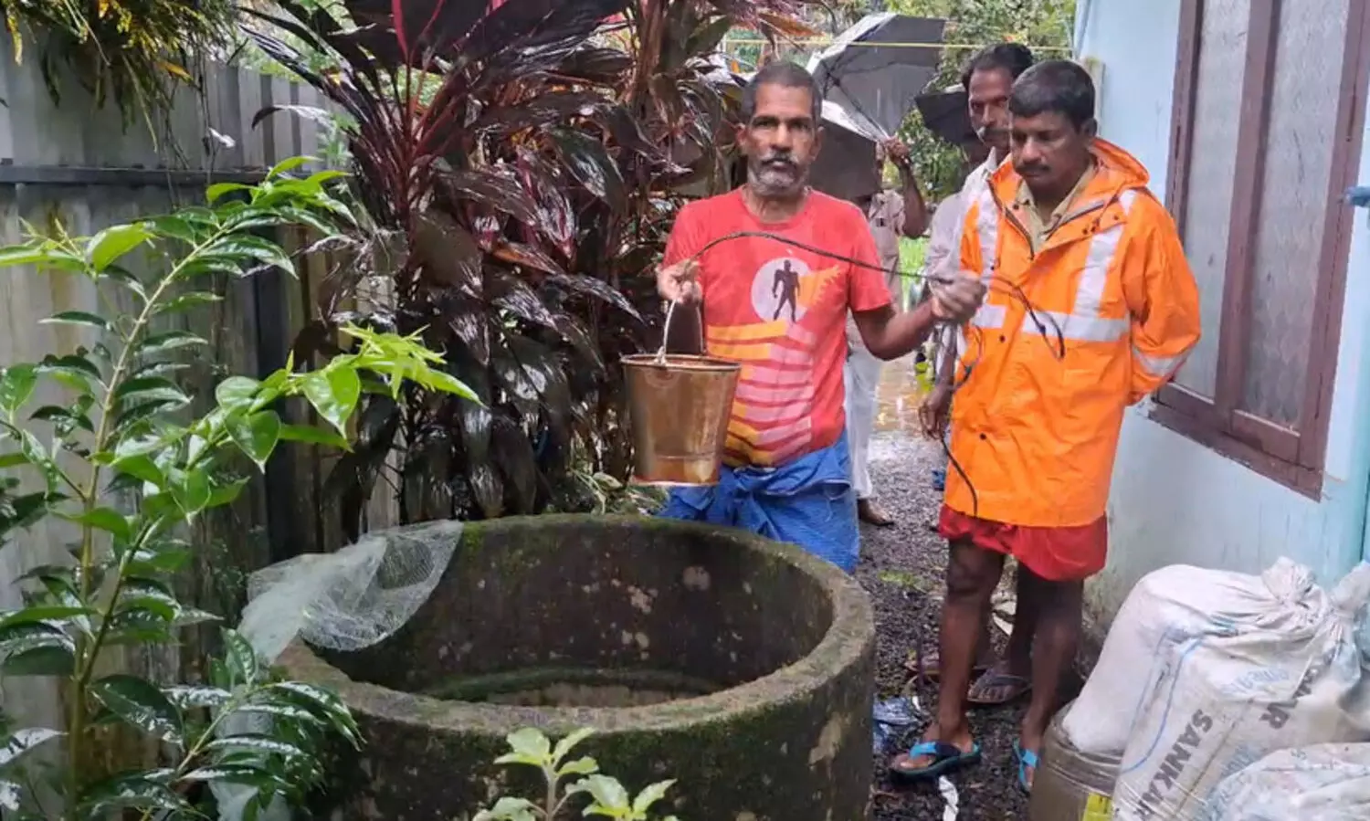 ഉപയോഗിച്ചു ​കൊണ്ടിരുന്ന കിണറിൽനിന്ന് പൊടുന്നനെ രൂക്ഷഗന്ധം: ‘വിഷവാതകത്തിന് സമാനമായ മണം; കാറ്റടിക്കുമ്പോൾ ദുർഗന്ധം മൂലം വീട്ടിൽ കഴിയാൻ പോലും വയ്യ’