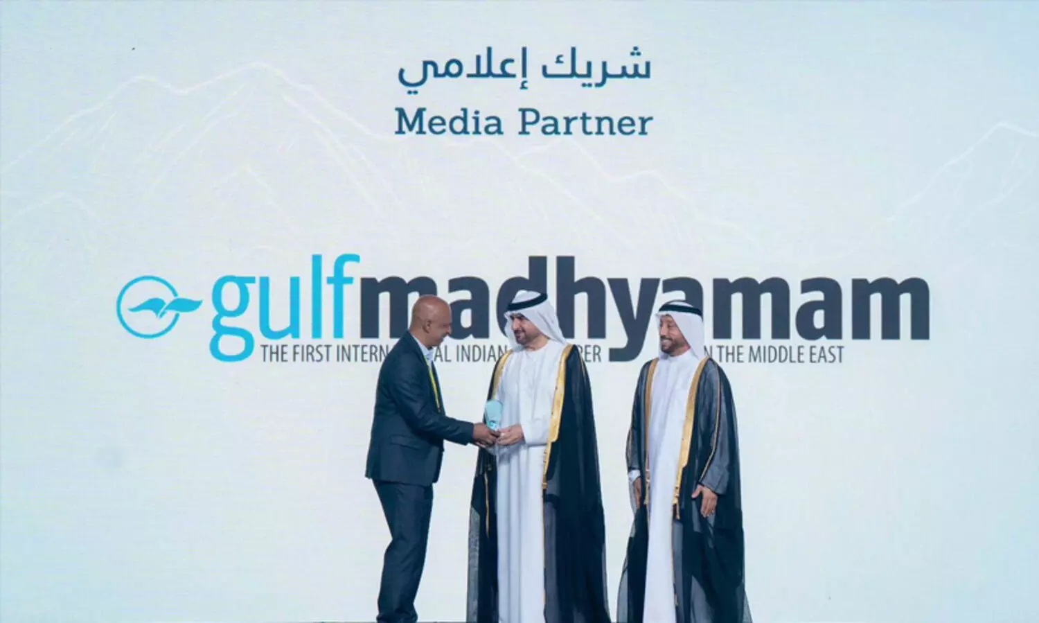 ഷാർജ എക്സലൻസ്​ അവാർഡ്​ വേദിയിൽ ‘ഗൾഫ്​ മാധ്യമ’ത്തിന്​ ആദരം