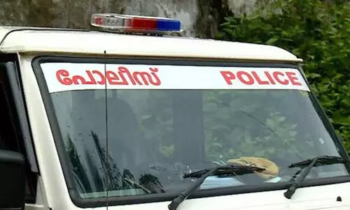 വാ​ട്സ്ആ​പ് ഗ്രൂ​പ് വ​ഴി പൊ​ലീ​സ് വാ​ഹ​ന​ നീ​ക്ക​ം ചോ​ർ​ത്തി: കേസ്