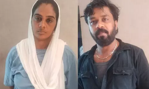 പുലർച്ചെ മൂന്നരക്ക് ദമ്പതികൾ വീട്ടിൽ കയറി കാർ മോഷ്ടിച്ചു; ഉടമ എഴുന്നേറ്റപ്പോൾ കാലിലൂടെ ഓടിച്ചു കയറ്റി പോയി; കാറും ദമ്പതികളടക്കം അഞ്ചുപേരും പിടിയിൽ