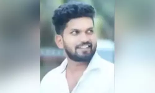 ഭ​ർ​തൃ​മ​തി​യാ​യ യു​വ​തി​യെ കൊ​ന്ന് കാ​മു​ക​ൻ ആ​ഭ​ര​ണം ക​വ​ർ​ന്നു