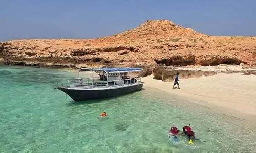 ദൈ​മ​നി​യ​ത്ത് ഐ​ല​ൻ​ഡി​ൽ ഒ​ഴു​ക്കി​ൽ​പെട്ട വി​നോ​ദ​ സ​ഞ്ചാ​രി​ക​ളെ ര​ക്ഷ​പ്പെ​ടു​ത്തി