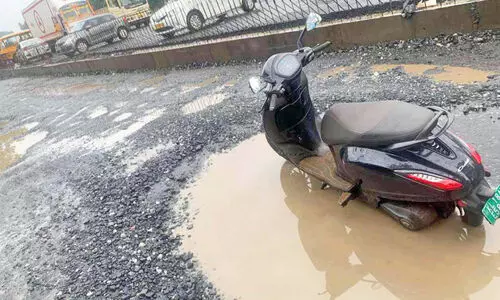 ദേ​ശീ​യ​പാ​ത; വാ​രി​ക്കു​ഴി​യി​ലെ അ​പ​ക​ട​വ​ഴി