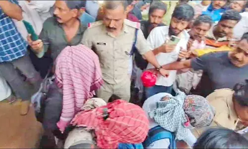 പേ​രാ​മ്പ്ര മ​സാ​ജ് കേ​ന്ദ്ര​ത്തി​ൽ റെ​യ്ഡ്; എ​ട്ടു​പേ​ർ പൊ​ലീ​സ് ക​സ്റ്റ​ഡി​യി​ൽ