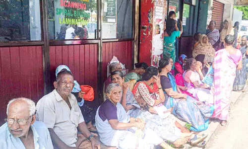 പെൻഷൻ മസ്റ്ററിങ്​ തുടങ്ങി; അക്ഷയ കേന്ദ്രങ്ങൾക്ക് മുന്നിൽ വൻതിരക്ക്