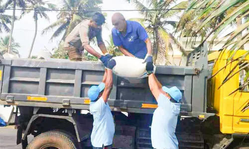 92 ചാക്ക് പ്ലാസ്റ്റിക് പെല്ലറ്റുകൾ അഴീക്കൽ തീരത്തടിഞ്ഞു