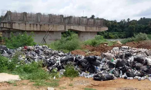 ദേശീയപാത നിർമാണമേഖലയിൽ വൻ മാലിന്യനിക്ഷേപം ദേശീയപാത നിർമാണമേഖലയിൽ വൻ മാലിന്യനിക്ഷേപം