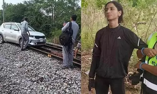 റീൽസ് ചിത്രീകരിക്കാൻ റെയില്‍വേ ട്രാക്കിലൂടെ കാര്‍ ഓടിച്ച് യുവതി; ട്രെയിന്‍ ഗതാഗതം തടസ്സപ്പെട്ടു - വിഡിയോ