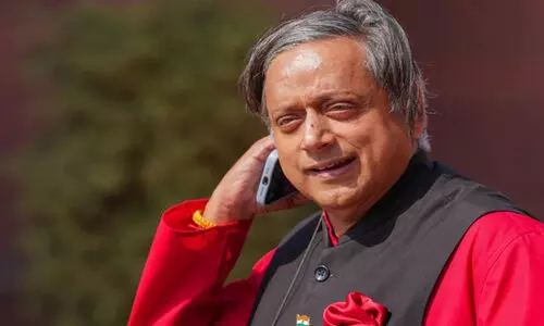 വേട്ടക്കാർ രാജ്യസ്നേഹത്തെ തൂവലുകളായി അണിയുന്നു; ശശി തരൂരിനെതിരെ വിമർശനവുമായി കോൺഗ്രസ് എം.പി