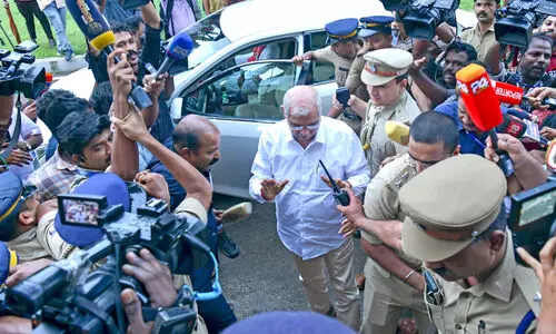 ഭാരതാംബ വിവാദം: ‘കേരള’യിലെ സംഘർഷത്തിൽ കേസ്; സർവകലാശാലയും നിയമനടപടിക്ക് ഭാരതാംബ വിവാദം: ‘കേരള’യിലെ സംഘർഷത്തിൽ കേസ്; സർവകലാശാലയും നിയമനടപടിക്ക്