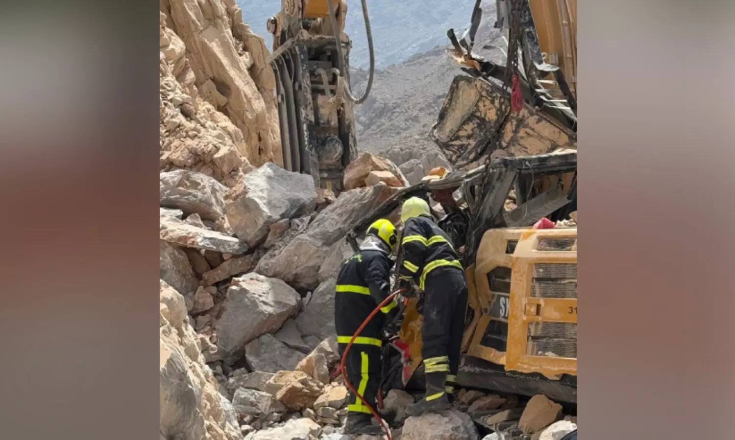 മു​സ​ന്ദ​ത്ത് പാ​റ​യി​ടി​ഞ്ഞ് എ​ക്‌​സ്‌​ക​വേ​റ്റ​ർ ഡ്രൈ​വ​ർ മ​രി​ച്ചു