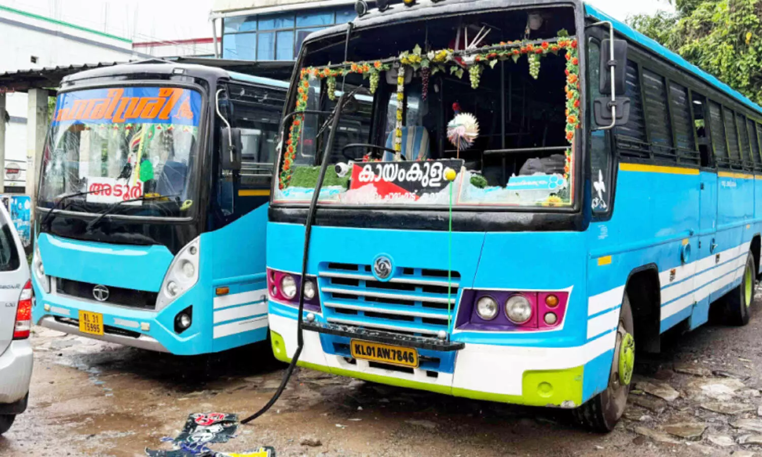 ജീവനക്കാർ തമ്മിൽ സംഘർഷം; രണ്ട് ബസ്​ തകർത്തു