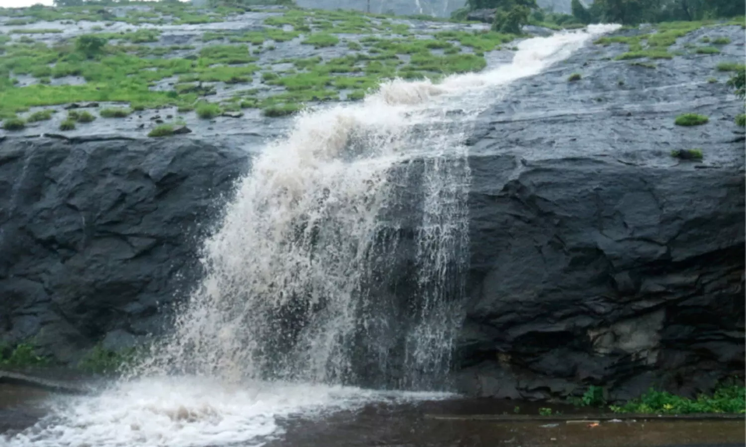തോരാമ​ഴ: ഡാ​മു​ക​ൾ തു​റ​ന്നു; പു​ഴ​ക​ൾ നി​റ​ഞ്ഞൊ​ഴു​കു​ന്നു