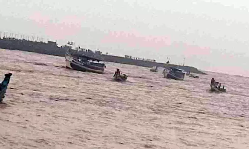 ചാലിയാറിൽ ഒഴുക്ക് ശക്തം; ഫിഷിങ് ഹാർബറിൽ നങ്കൂരമിട്ട വഞ്ചികൾ ഒഴുകിപ്പോയി