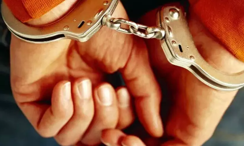 അ​ധാ​ർ​മി​ക വി​ഡി​യോ ക്ലി​പ്പു​ക​ൾ പ്ര​ച​രി​പ്പി​ച്ചു; ര​ണ്ടു​പേ​ർ അ​റ​സ്റ്റി​ൽ