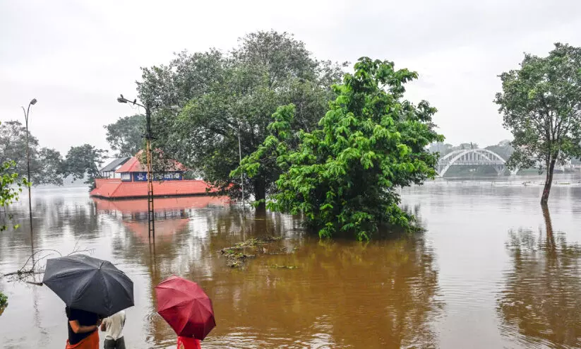 തു​ള്ളി​ക്കൊ​രു കു​ടം; ന​ദി​ക​ളി​ലെ ജ​ല​നി​ര​പ്പ്   ഉ​യ​രു​ന്നു