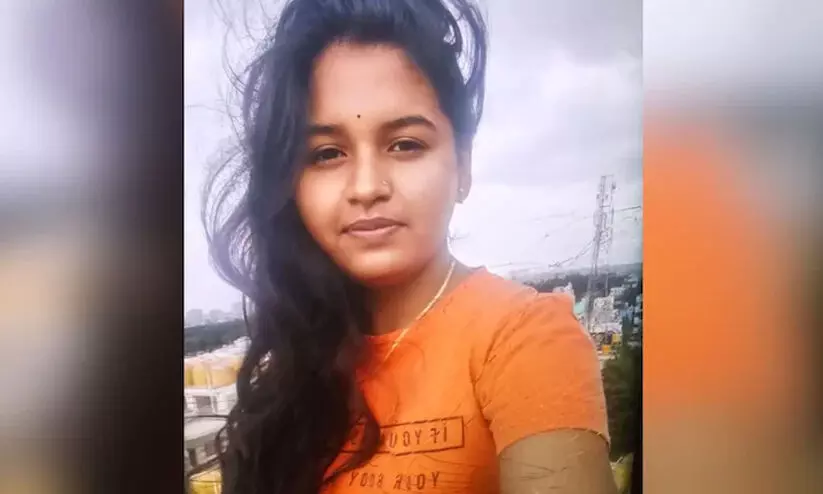 പാർട്ടിക്കിടെ റീൽ ചീത്രീകരണം; ബംഗളൂരുവിൽ നിർമാണം നടന്നുകൊണ്ടിരിക്കുന്ന കെട്ടിടത്തിന്റെ 13ാം നിലയിൽ നിന്ന് യുവതി വീണു മരിച്ചു പാർട്ടിക്കിടെ റീൽ ചീത്രീകരണം; ബംഗളൂരുവിൽ നിർമാണം നടന്നുകൊണ്ടിരിക്കുന്ന കെട്ടിടത്തിന്റെ 13ാം നിലയിൽ നിന്ന് യുവതി വീണു മരിച്ചു