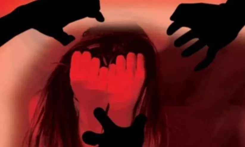 ട്രെയിൻ കോച്ചിൽ വെച്ച് യുവതിയെ കൂട്ടബലാത്സംഗത്തിനിരയാക്കിയ ശേഷം ട്രാക്കിലേക്ക് വലിച്ചെറിഞ്ഞു; കാൽ നഷ്ടമായി