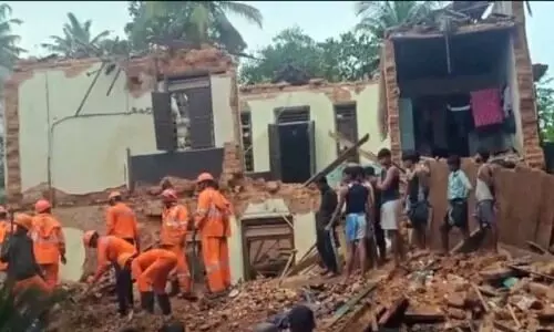 കൊടകരയിൽ കെട്ടിടം തകർന്ന് മൂന്ന് പേർ അകപ്പെട്ടു; ഒരാളെ പുറത്തെടുത്തു