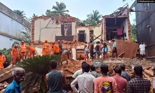 കൊടകരയിൽ വീട് തകർന്ന് മൂന്ന് പേർക്ക് ദാരുണാന്ത്യം