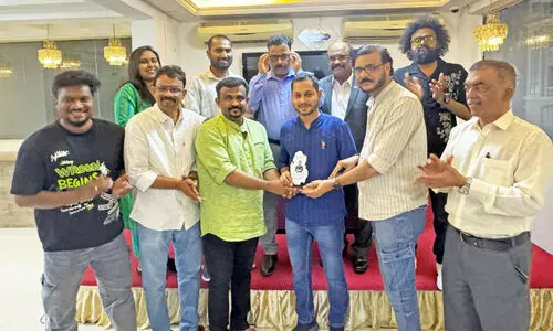 മാ​ധ്യ​മ​പ്ര​വ​ർ​ത്ത​ക​ൻ ഹു​ബൈ​ബി​ന് യാ​ത്ര​യ​യ​പ്പ് ന​ൽ​കി