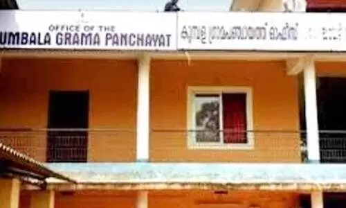 വി​വാ​ദമായി കു​മ്പ​ള​യി​ലെ ബ​സ് ഷെ​ൽ​ട്ട​ർ നിർമാണം