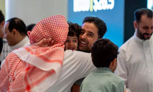 Relatives welcome those who have arrived at the airport