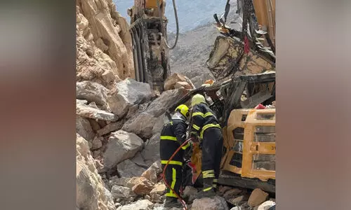 മു​സ​ന്ദ​ത്ത് പാ​റ​യി​ടി​ഞ്ഞ് എ​ക്‌​സ്‌​ക​വേ​റ്റ​ർ ഡ്രൈ​വ​ർ മ​രി​ച്ചു