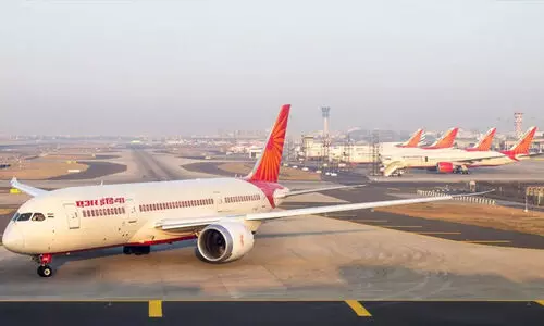 ചിറകിൽ വൈക്കോൽ കുടുങ്ങി; ബാങ്കോക്കിലേക്കുള്ള എയർ ഇന്ത്യ വിമാനം മുംബൈ വിമാനത്താവളത്തിൽ തടഞ്ഞിട്ടു