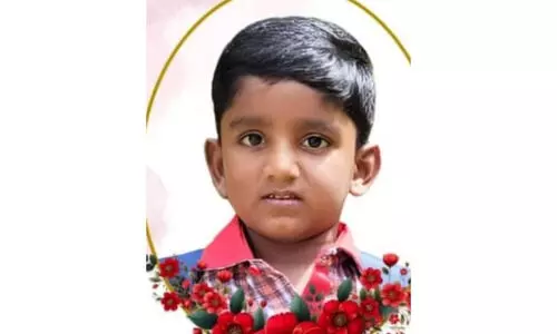 കാർ മതിലിൽ ഇടിച്ചുണ്ടായ അപകടത്തിൽ പരിക്കേറ്റ നാല് വയസുകാരൻ മരിച്ചു