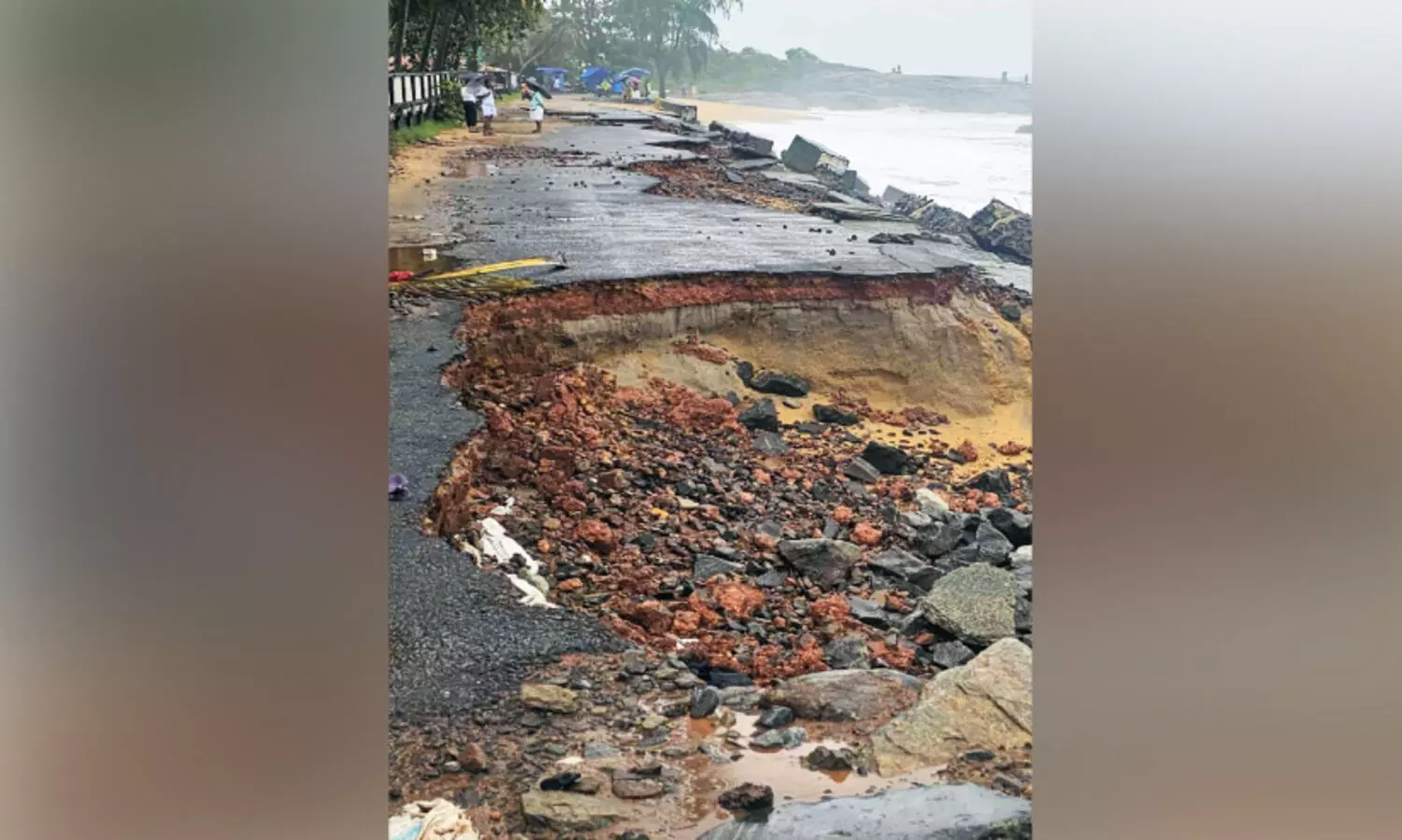 കാ​പ്പാ​ട് ക​ട​ലാ​ക്ര​മ​ണം രൂ​ക്ഷം; തീ​ര​ദേ​ശ റോ​ഡ് കടലെടുത്തു