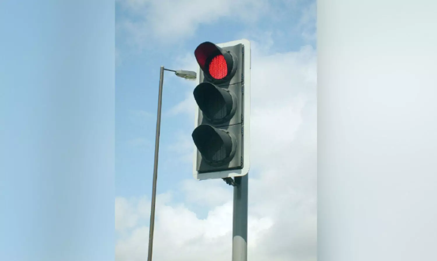 മി​സൈ​ൽ ആ​ക്ര​മ​ണം; തി​ങ്ക​ളാ​ഴ്ച​യി​ലെ ട്രാ​ഫി​ക് ലം​ഘ​ന​ങ്ങ​ൾ റ​ദ്ദാ​ക്കി