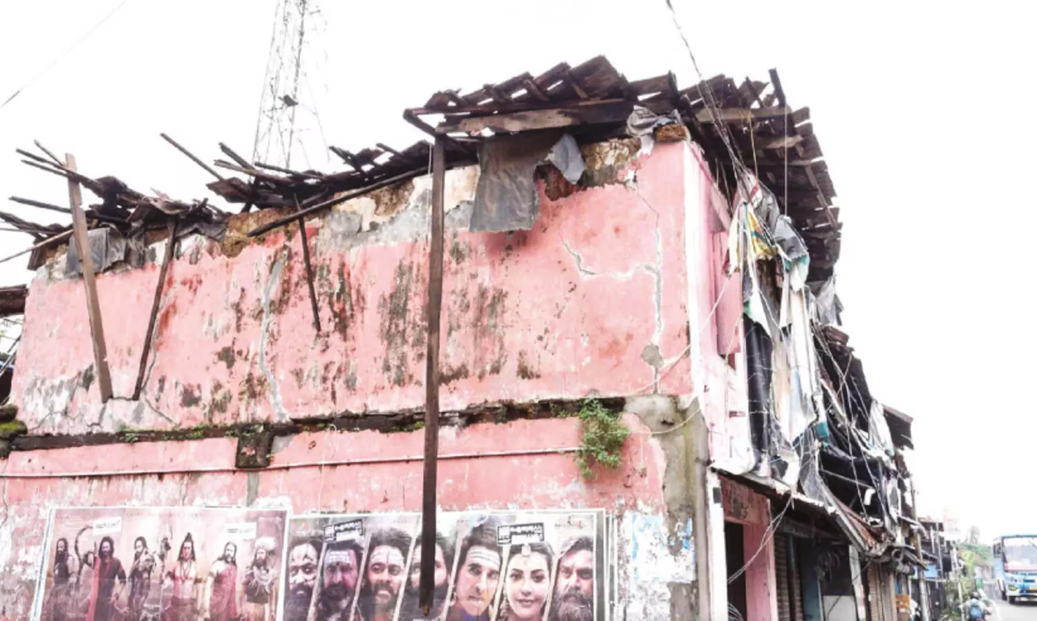 ത​ക​ർ​ച്ചയുടെ വക്കിൽ പൊ​ന്നാ​നി അ​ങ്ങാ​ടി​യി​ലെ കെ​ട്ടി​ട​ങ്ങ​ൾ