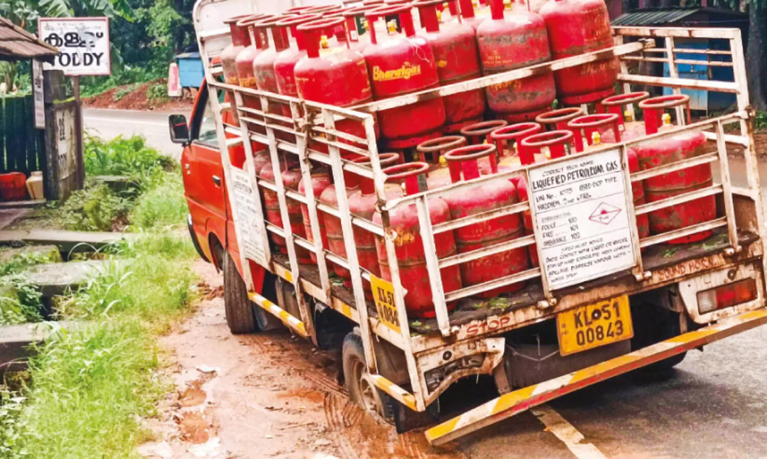 ചാ​ലി​ൽ കു​രു​ങ്ങി വാ​ഹ​ന​ങ്ങ​ൾ; ദു​രി​തം പേ​റി ഡ്രൈ​വ​ർ​മാ​ർ