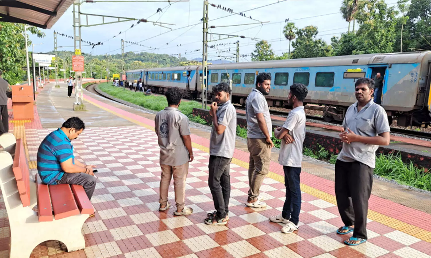 തൃശൂർ അകമലയിൽ ട്രാക്കിലേക്ക് മണ്ണിടിഞ്ഞു; ട്രെയിൻ ഗതാഗതം താറുമാറായി