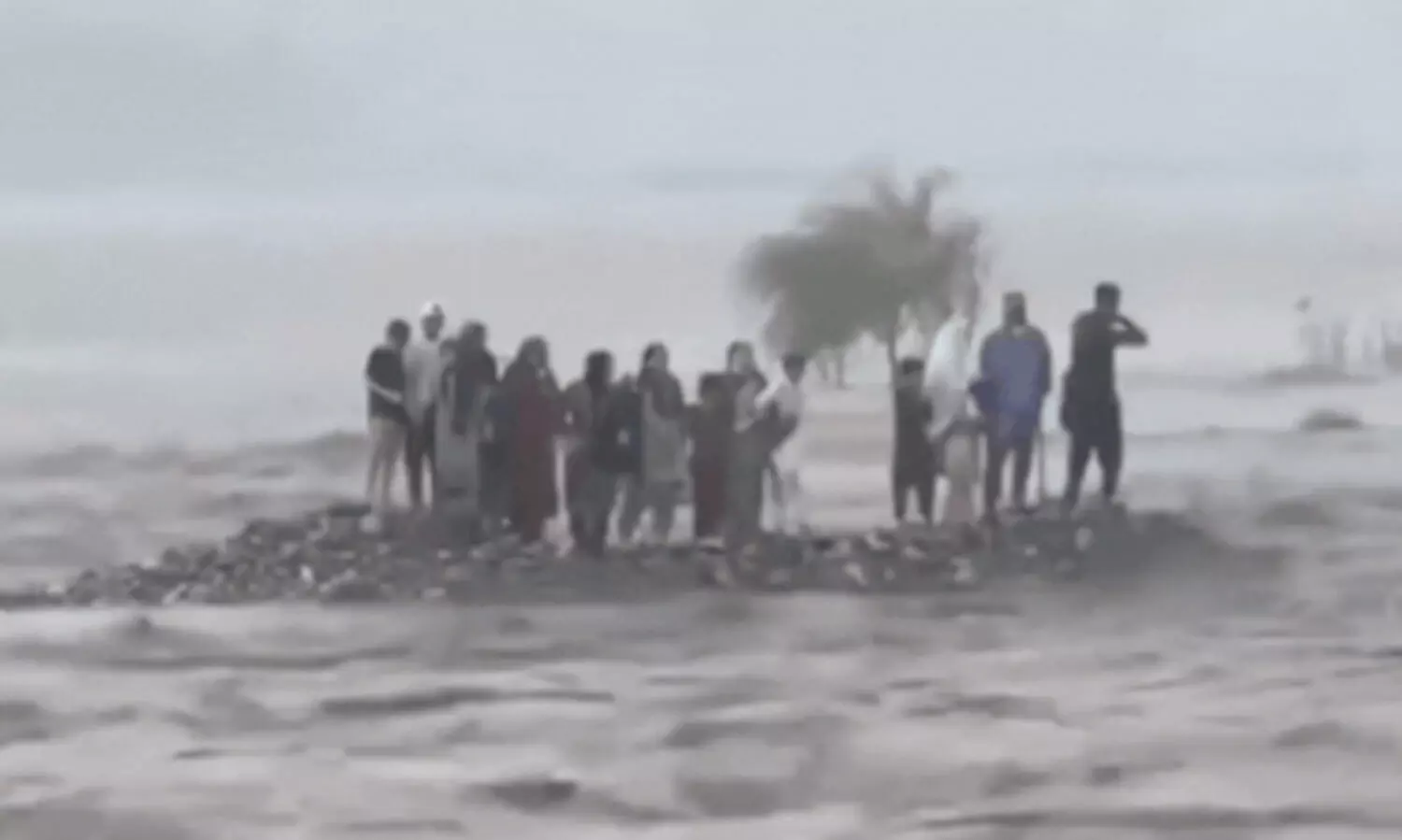 പാകിസ്താനിലെ സ്വാത് നദിയിലുണ്ടായ വെള്ളപ്പൊക്കത്തിൽ  യാത്രാസംഘത്തിലെ 18പേർ ഒഴുകിപ്പോയി; 12 പേരുടെ മൃതദേഹങ്ങൾ കണ്ടെടുത്തു