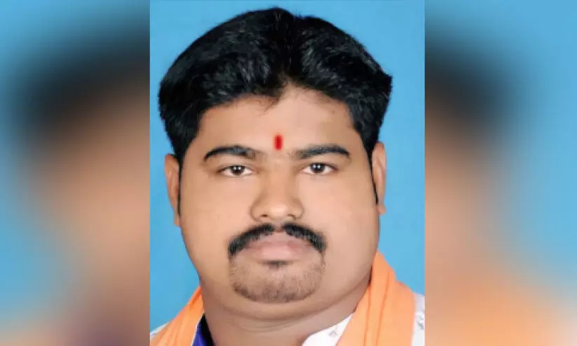 ബസ് ഉടമയോട് നിയമവിരുദ്ധമായി നഷ്ടപരിഹാരം വാങ്ങി; ഹിന്ദു ജാഗരണവേദി നേതാവ് അറസ്റ്റിൽ ബസ് ഉടമയോട് നിയമവിരുദ്ധമായി നഷ്ടപരിഹാരം വാങ്ങി; ഹിന്ദു ജാഗരണവേദി നേതാവ് അറസ്റ്റിൽ