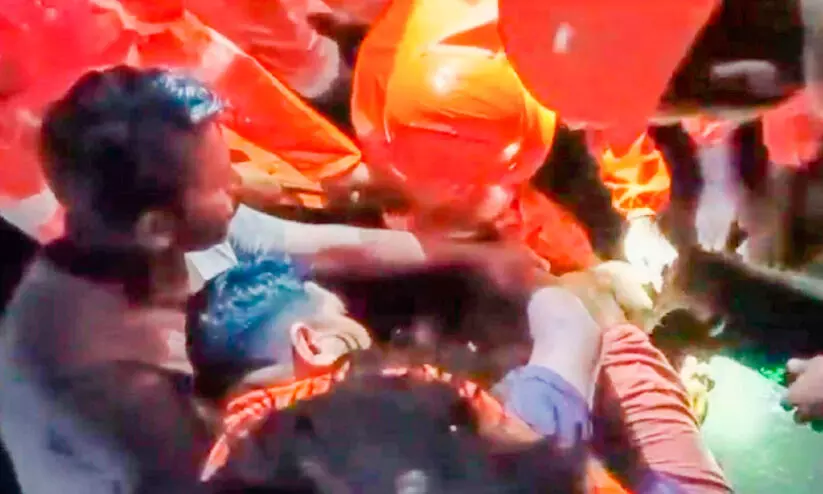 ഓടയുടെ സ്ലാബിനിടയിൽ വഴിയാത്രികന്റെ കാൽ കുടുങ്ങി; രക്ഷകരായി അഗ്നിശമനസേന ഓടയുടെ സ്ലാബിനിടയിൽ വഴിയാത്രികന്റെ കാൽ കുടുങ്ങി; രക്ഷകരായി അഗ്നിശമനസേന