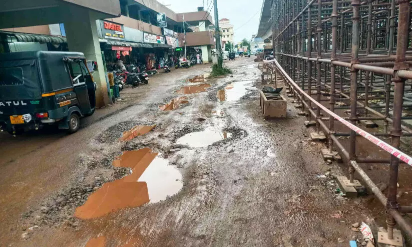 മേൽപാലം നിർമാണം ഇഴയുന്നതിനിടെ പത്തനംതിട്ട നഗരത്തിലെ റോഡ് തകർന്നു മേൽപാലം നിർമാണം ഇഴയുന്നതിനിടെ പത്തനംതിട്ട നഗരത്തിലെ റോഡ് തകർന്നു