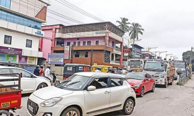 അ​ങ്ങാ​ടി​പ്പു​റം വ​ഴി ബ​സ് സ​ർ​വി​സ് പു​ന​രാ​രം​ഭി​ച്ചു