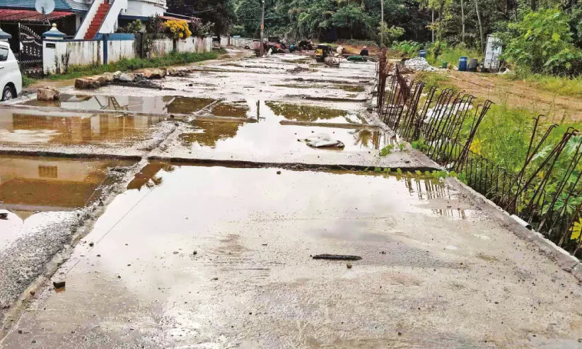 ആലത്തൂർ ടൗൺ ബൈപാസ് റോഡ് നിർമാണം പുരോഗമിക്കുന്നു ആലത്തൂർ ടൗൺ ബൈപാസ് റോഡ് നിർമാണം പുരോഗമിക്കുന്നു