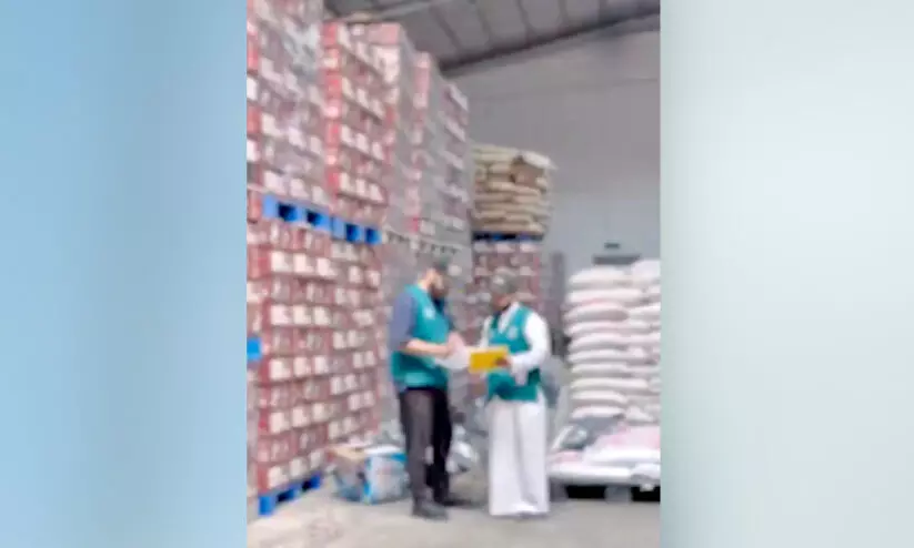 റി​യാ​ദി​ൽ വ്യാ​ജ അ​രി​കേ​ന്ദ്രം ക​ണ്ടെ​ത്തി, പ്ര​മു​ഖ ബ്രാ​ൻ​ഡു​ക​ളു​ടെ വ്യാ​ജം; 2700 കി​ലോ അ​രി പി​ടി​കൂ​ടി