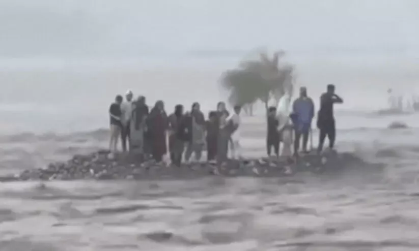 പാകിസ്താനിലെ സ്വാത് നദിയിലുണ്ടായ വെള്ളപ്പൊക്കത്തിൽ  യാത്രാസംഘത്തിലെ 18പേർ ഒഴുകിപ്പോയി; 12 പേരുടെ മൃതദേഹങ്ങൾ കണ്ടെടുത്തു