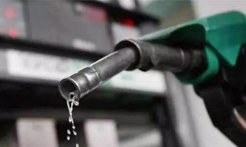 വാഹനങ്ങളിൽ ഇന്ധനം നിറക്കുന്ന സമയത്ത് പുകവലി വേണ്ട