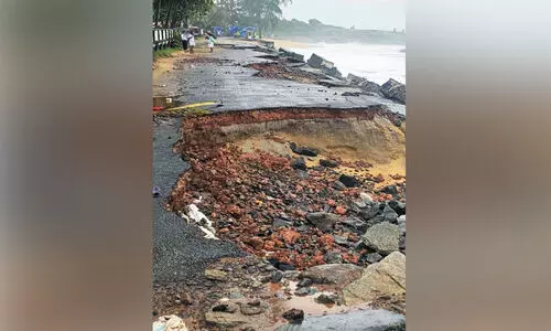 കാ​പ്പാ​ട് ക​ട​ലാ​ക്ര​മ​ണം രൂ​ക്ഷം; തീ​ര​ദേ​ശ റോ​ഡ് കടലെടുത്തു