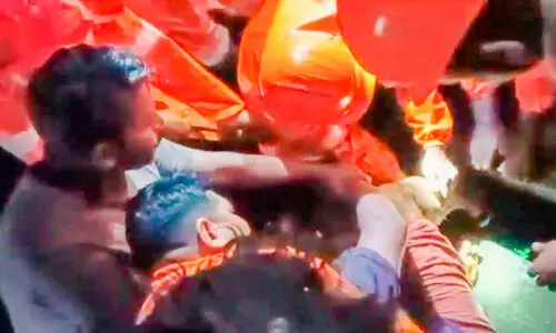 ഓടയുടെ സ്ലാബിനിടയിൽ വഴിയാത്രികന്‍റെ കാൽ കുടുങ്ങി; രക്ഷകരായി അ​ഗ്നി​ശമനസേന