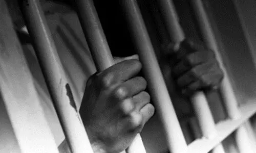 യാത്രക്കാരൻ ബസിൽനിന്ന് വീണുമരിച്ച സംഭവം: ജീവനക്കാർക്ക്​ തടവും പിഴയും