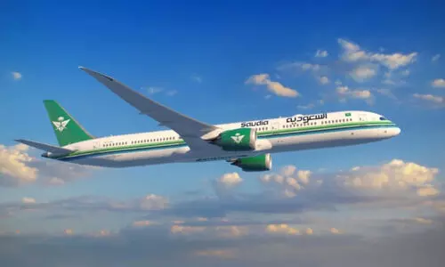 പ​റ​ക്കു​ന്ന​തി​നി​ടെ വി​മാ​ന​ത്തി​ലെ കാ​ബി​ൻ മാ​നേ​ജ​ർ മ​രി​ച്ചു