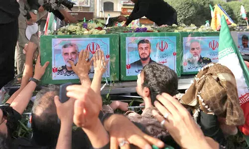 ‘‘അമേരിക്കക്കും ഇസ്രായേലിനും മരണം...’’ -കൊല്ലപ്പെട്ട ഇറാൻ കമാൻഡർമാരുടെ സംസ്കാര ചടങ്ങിൽ പങ്കെടുത്ത് ആയിരങ്ങൾ