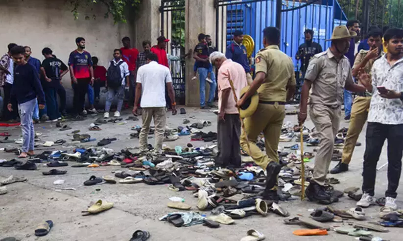 ബം​ഗ​ളൂ​രു സ്റ്റേ​ഡി​യം ദു​ര​ന്തം: ഐ​പി​എ​സ് ഉ​ദ്യോ​ഗ​സ്ഥ​രു​ടെ സ​സ്പെ​ൻ​ഷ​ന് കേ​ന്ദ്ര അം​ഗീ​കാ​രം